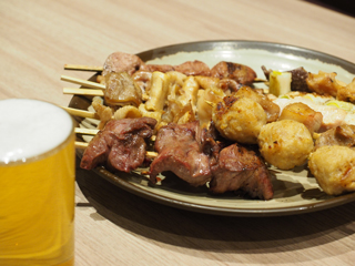 名物の串焼きとビールで乾杯！