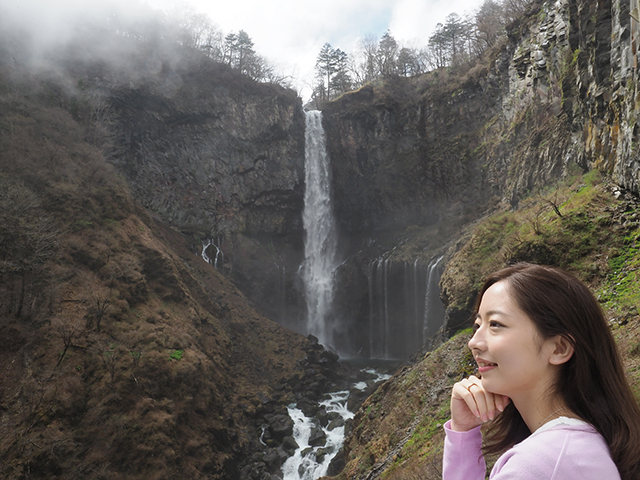 日本三名瀑のひとつ、華厳の滝の迫力に圧倒される。