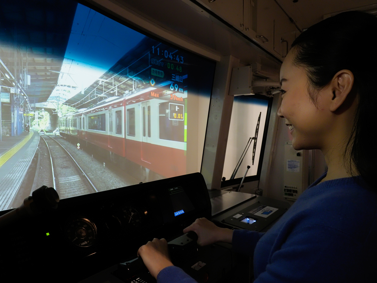 リアルなシミュレーターで気分は電車の運転士に！