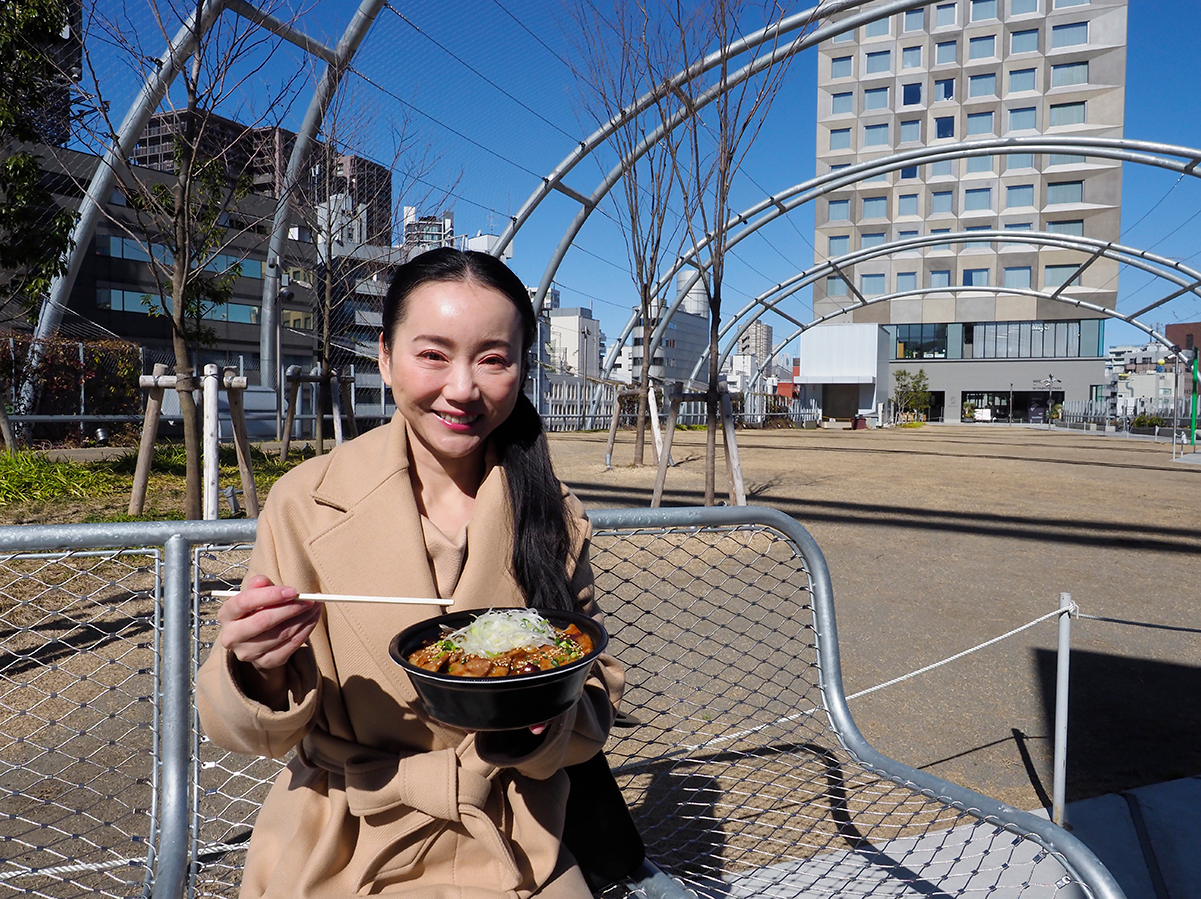 在宮下公園的草坪廣場享受野餐