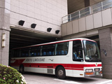 從羽田機場乘坐一輛巴士到達