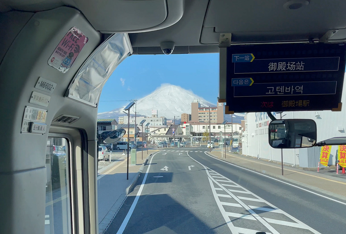 从巴士车窗望去，富士山的景色令人印象深刻！