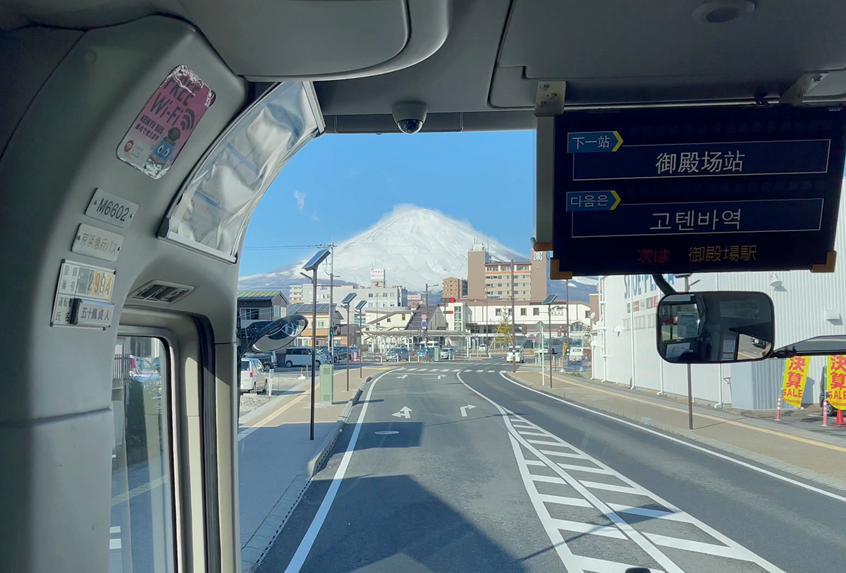 バスの車窓から感動の富士山ビュー！