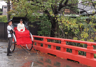 Enjoy a leisurely adult Kamakura ride on a rickshaw