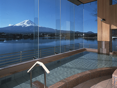 Relax in the open-air bath with a spectacular view.