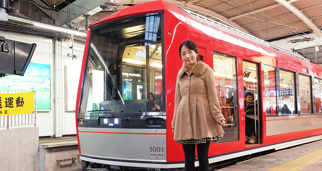 搭乘山地小火車和纜車遊覽觀光景點。