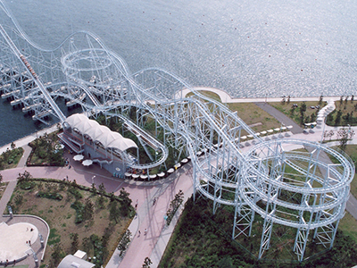 Create special memories at an amusement park surrounded by the sea breeze!