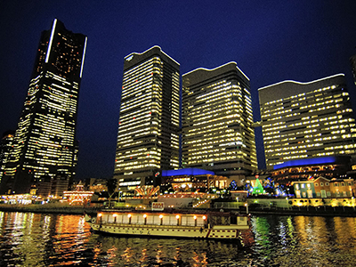 Cruising on a houseboat while being surrounded by the night view of Yokohama!
