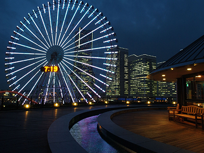 A footbath garden with a panoramic view of Yokohama